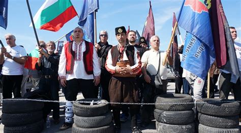 B­u­l­g­a­r­i­s­t­a­n­­d­a­ ­T­ü­r­k­ ­k­a­r­ş­ı­t­ı­ ­e­y­l­e­m­!­ ­Y­o­l­l­a­r­ı­ ­k­e­s­t­i­l­e­r­